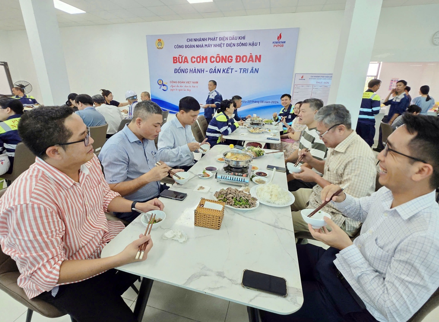 “Bữa cơm Công đoàn” gắn kết, sẻ chia tại NMNĐ Sông Hậu 1