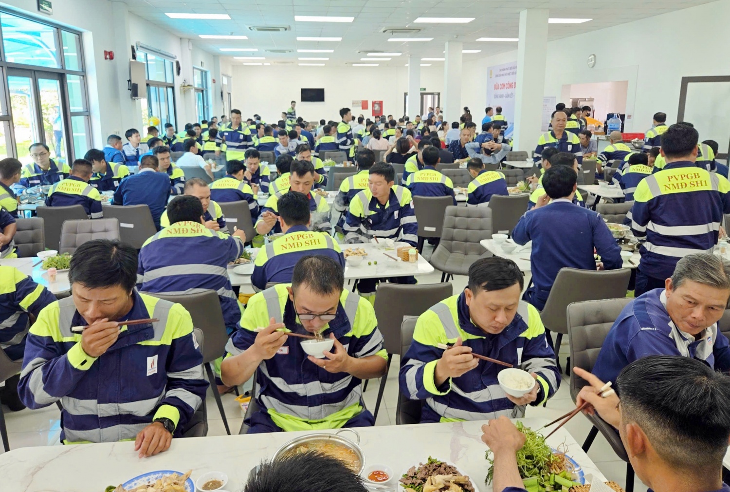 “Bữa cơm Công đoàn” gắn kết, sẻ chia tại NMNĐ Sông Hậu 1