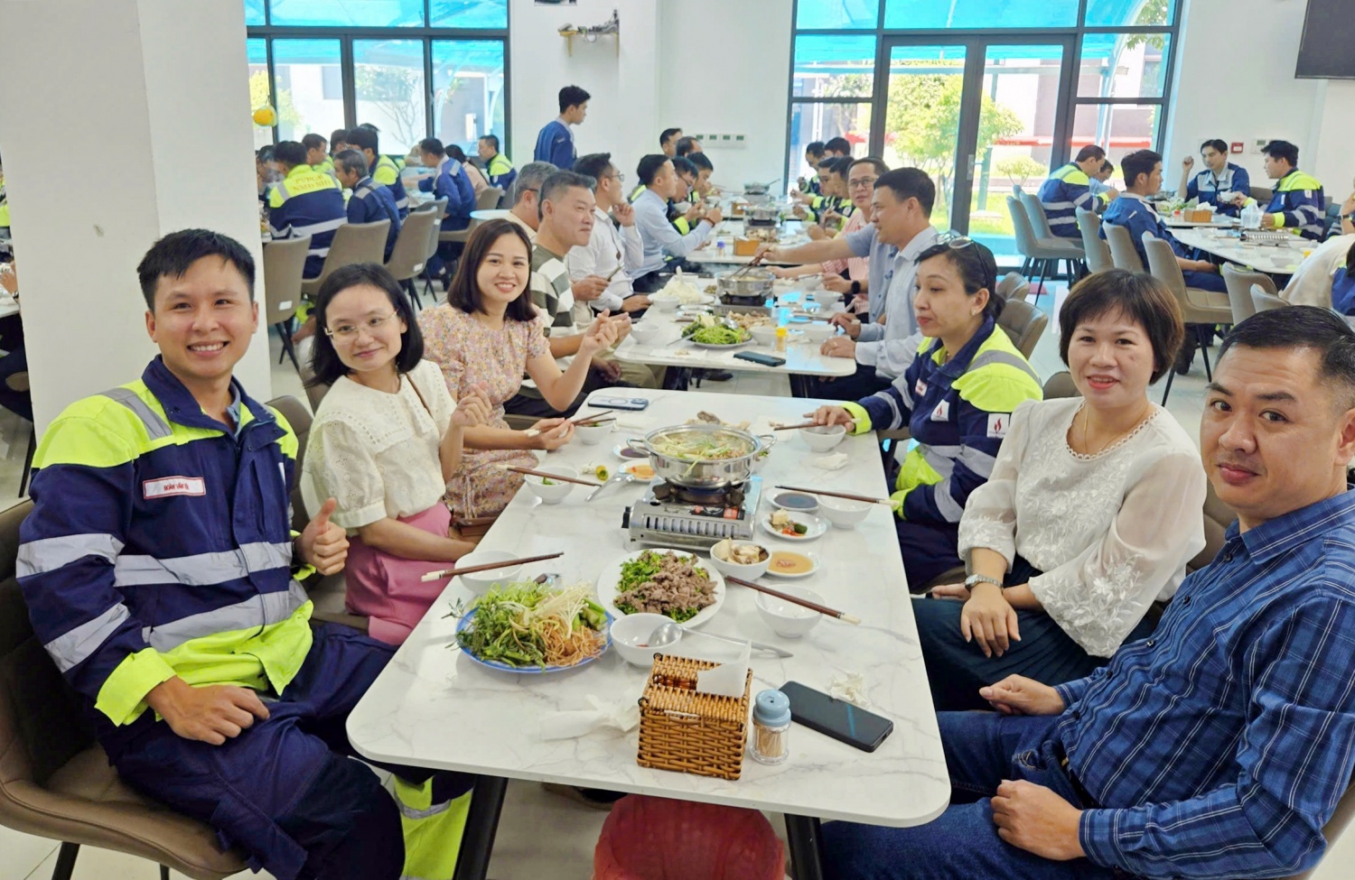 “Bữa cơm Công đoàn” gắn kết, sẻ chia tại NMNĐ Sông Hậu 1