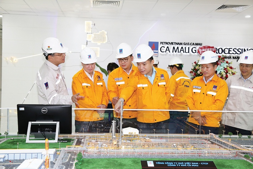 Tổng Giám đốc Petrovietnam Lê Ngọc Sơn nghe báo cáo về Nhà máy Xử lý khí Cà Mau