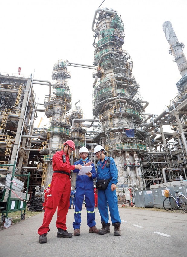 Các kỹ sư của BSR trao đổi chuyên môn trong đợt bảo dưỡng tổng thể Nhà máy Lọc dầu Dung Quất