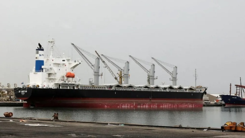 Tàu chở dầu bốc cháy và trôi dạt trên Biển Đỏ sau nhiều vụ tấn công