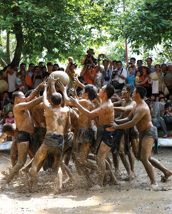 Hội vật cầu nước làng Vân