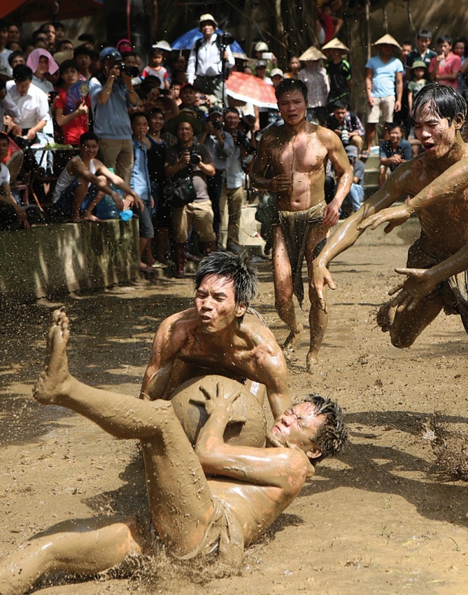 Hội vật cầu nước làng Vân