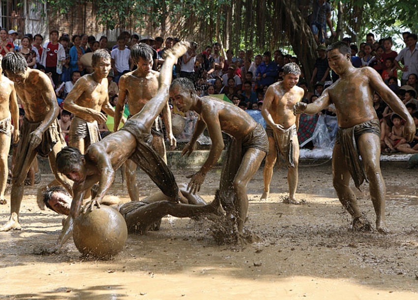 Hội vật cầu nước làng Vân