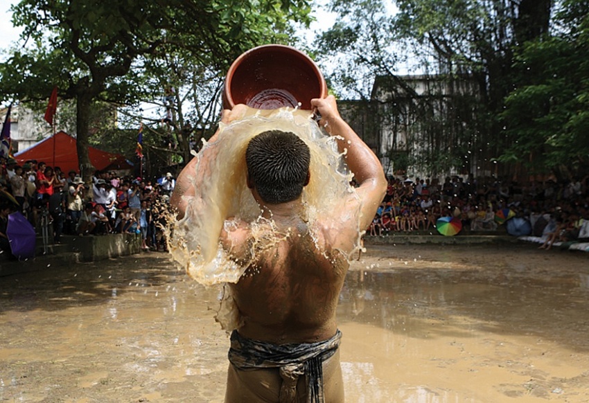 Hội vật cầu nước làng Vân