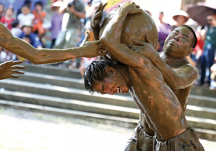 Hội vật cầu nước làng Vân