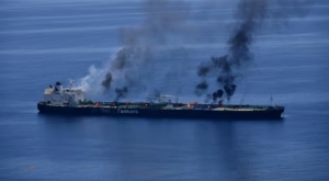 Tàu chở dầu Hy Lạp bị Houthi tấn công đang rò rỉ dầu