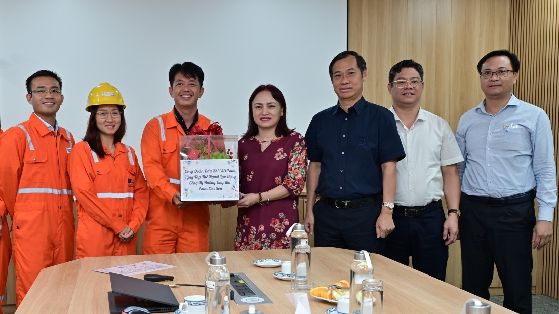Chủ tịch CĐ DKVN thăm hỏi, động viên người lao động NCSP