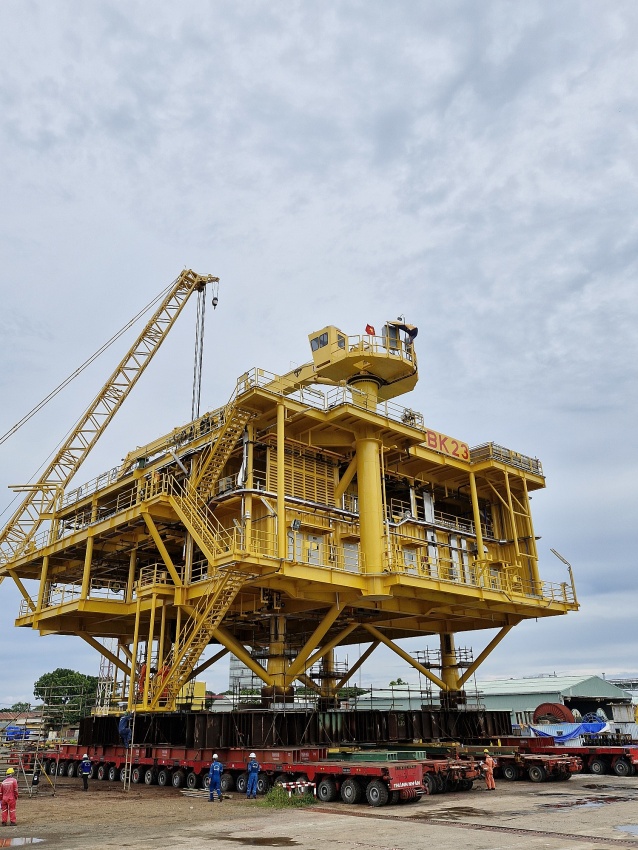 Vietsovpetro hạ thủy thành công khối thượng tầng giàn BK-23, mỏ Bạch Hổ Vietsovpetro hạ thủy thành công khối thượng tầng giàn BK-23, mỏ Bạch Hổ