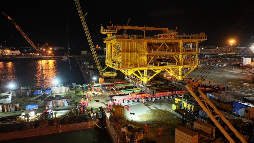 Vietsovpetro hạ thủy thành công khối thượng tầng giàn BK-23, mỏ Bạch Hổ Vietsovpetro hạ thủy thành công khối thượng tầng giàn BK-23, mỏ Bạch Hổ