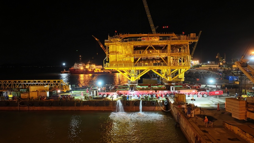 Vietsovpetro hạ thủy thành công khối thượng tầng giàn BK-23, mỏ Bạch Hổ Vietsovpetro hạ thủy thành công khối thượng tầng giàn BK-23, mỏ Bạch Hổ