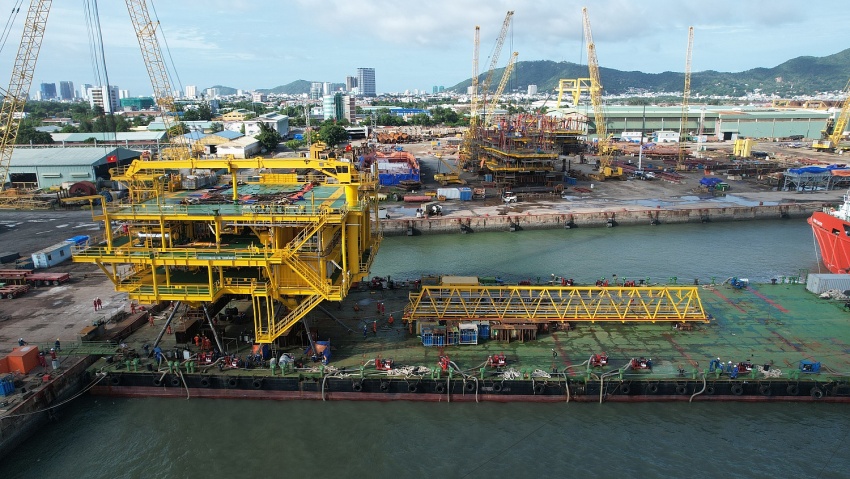 Vietsovpetro hạ thủy thành công khối thượng tầng giàn BK-23, mỏ Bạch Hổ Vietsovpetro hạ thủy thành công khối thượng tầng giàn BK-23, mỏ Bạch Hổ