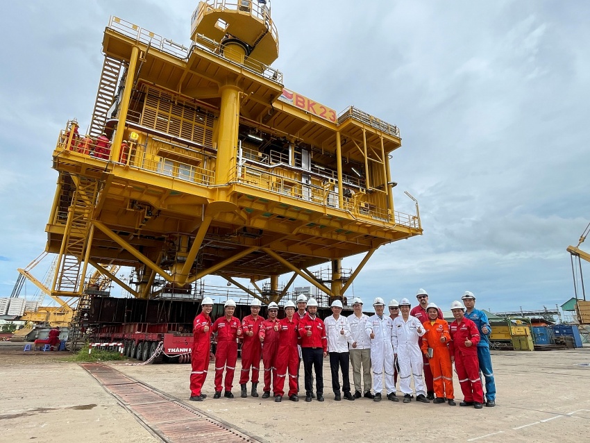 Vietsovpetro hạ thủy thành công khối thượng tầng giàn BK-23, mỏ Bạch Hổ Vietsovpetro hạ thủy thành công khối thượng tầng giàn BK-23, mỏ Bạch Hổ