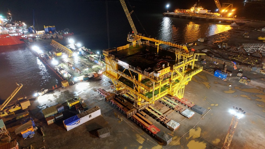 Vietsovpetro hạ thủy thành công khối thượng tầng giàn BK-23, mỏ Bạch Hổ Vietsovpetro hạ thủy thành công khối thượng tầng giàn BK-23, mỏ Bạch Hổ
