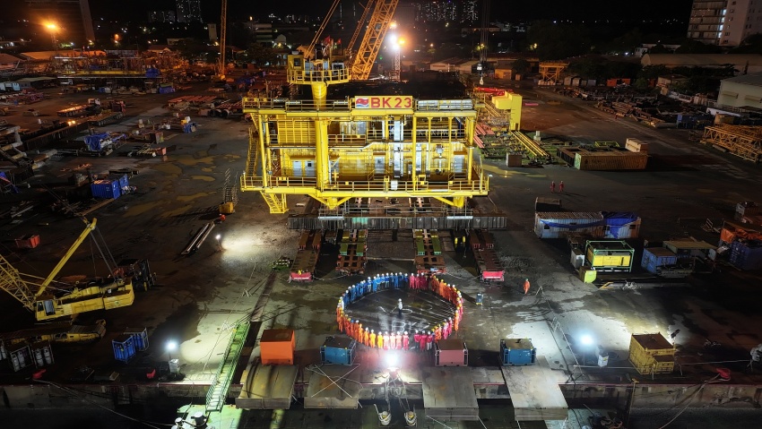 Vietsovpetro hạ thủy thành công khối thượng tầng giàn BK-23, mỏ Bạch Hổ Vietsovpetro hạ thủy thành công khối thượng tầng giàn BK-23, mỏ Bạch Hổ