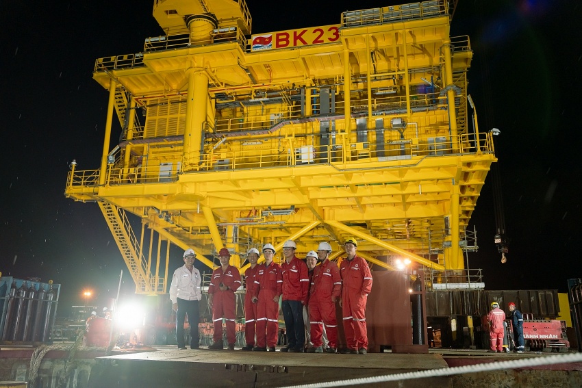 Vietsovpetro hạ thủy thành công khối thượng tầng giàn BK-23, mỏ Bạch Hổ Vietsovpetro hạ thủy thành công khối thượng tầng giàn BK-23, mỏ Bạch Hổ