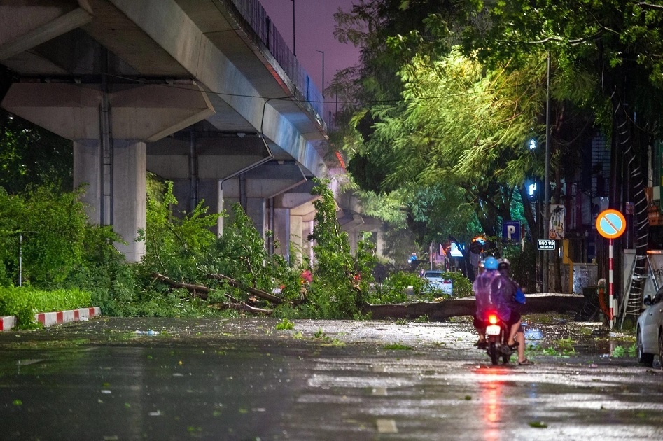 [Chùm ảnh] Hà Nội tan hoang sau bão Yagi