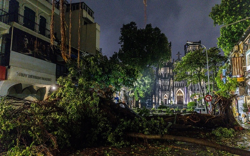 [Chùm ảnh] Hà Nội tan hoang sau bão Yagi