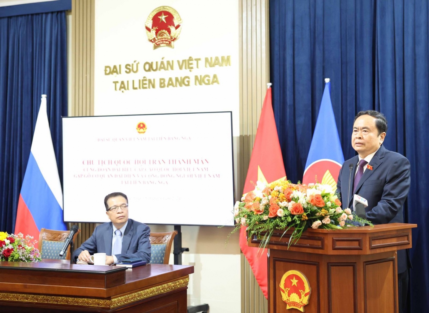 Chủ tịch Quốc hội Trần Thanh Mẫn gặp mặt cán bộ Đại sứ quán và đại diện cộng đồng người Việt Nam tại Liên bang Nga