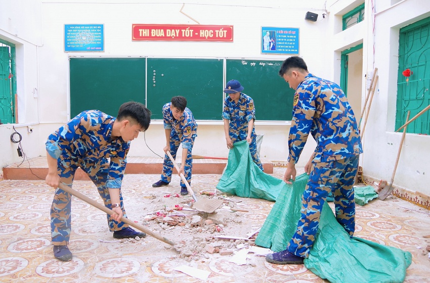 Cán bộ, chiến sĩ Vùng 1 Hải quân sát cánh cùng nhân dân khắc phục hậu quả sau bão số 3 Cán bộ, chiến sĩ Vùng 1 Hải quân sát cánh cùng nhân dân khắc phục hậu quả bão số 3