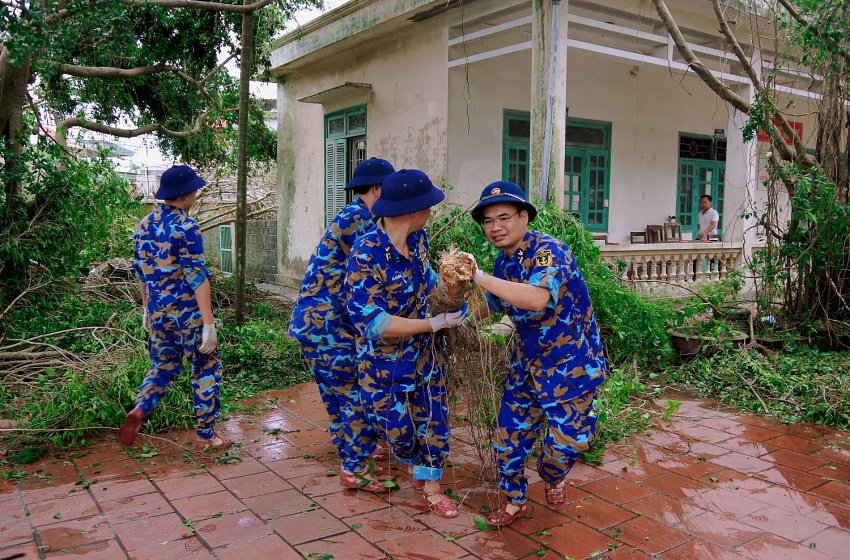 Cán bộ, chiến sĩ Vùng 1 Hải quân sát cánh cùng nhân dân khắc phục hậu quả sau bão số 3 Cán bộ, chiến sĩ Vùng 1 Hải quân sát cánh cùng nhân dân khắc phục hậu quả bão số 3