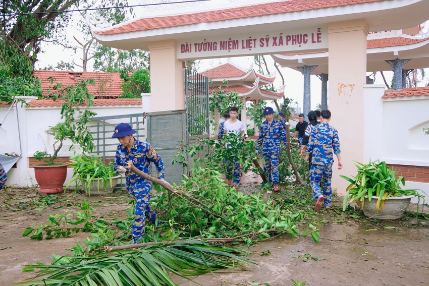 Cán bộ, chiến sĩ Vùng 1 Hải quân sát cánh cùng nhân dân khắc phục hậu quả bão số 3