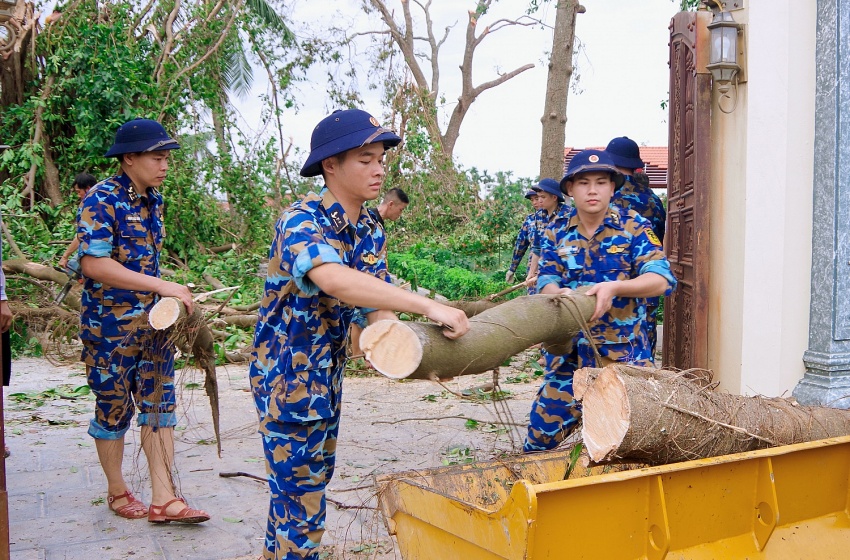 Cán bộ, chiến sĩ Vùng 1 Hải quân sát cánh cùng nhân dân khắc phục hậu quả sau bão số 3 Cán bộ, chiến sĩ Vùng 1 Hải quân sát cánh cùng nhân dân khắc phục hậu quả bão số 3