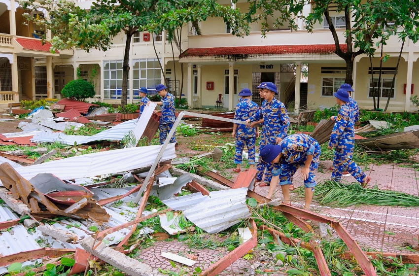 Cán bộ, chiến sĩ Vùng 1 Hải quân sát cánh cùng nhân dân khắc phục hậu quả sau bão số 3 Cán bộ, chiến sĩ Vùng 1 Hải quân sát cánh cùng nhân dân khắc phục hậu quả bão số 3