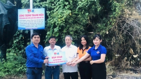 PTSC Quảng Ngãi phối hợp thực hiện công trình thanh niên “Lắp đặt đường điện chiếu sáng năng lượng mặt trời”
