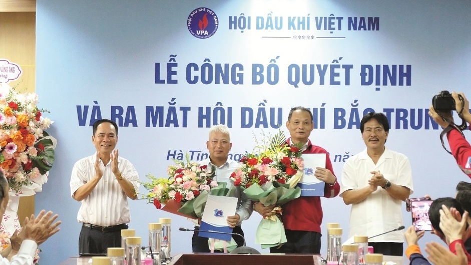 Phấn đấu xây dựng tập thể đoàn kết, sáng tạo