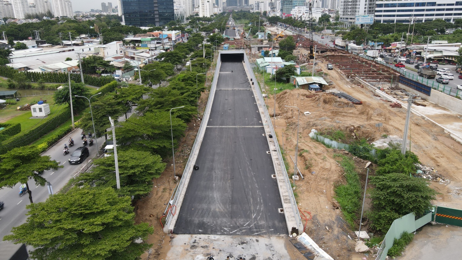 [Chùm ảnh] Chuẩn bị thông xe một nhánh hầm chui ở cửa ngõ phía Nam TP HCM