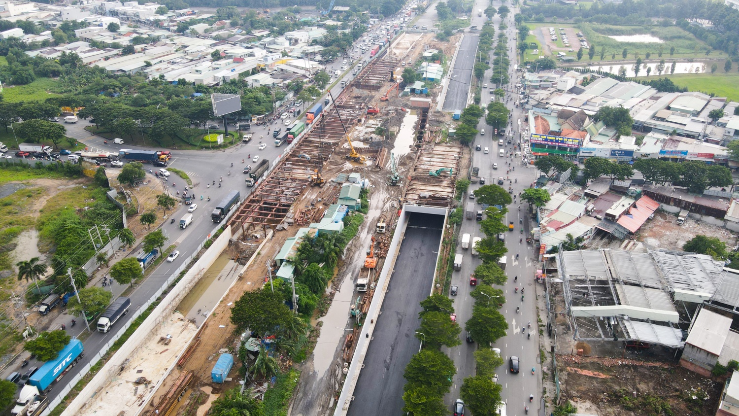 [Chùm ảnh] Chuẩn bị thông xe một nhánh hầm chui ở cửa ngõ phía Nam TP HCM