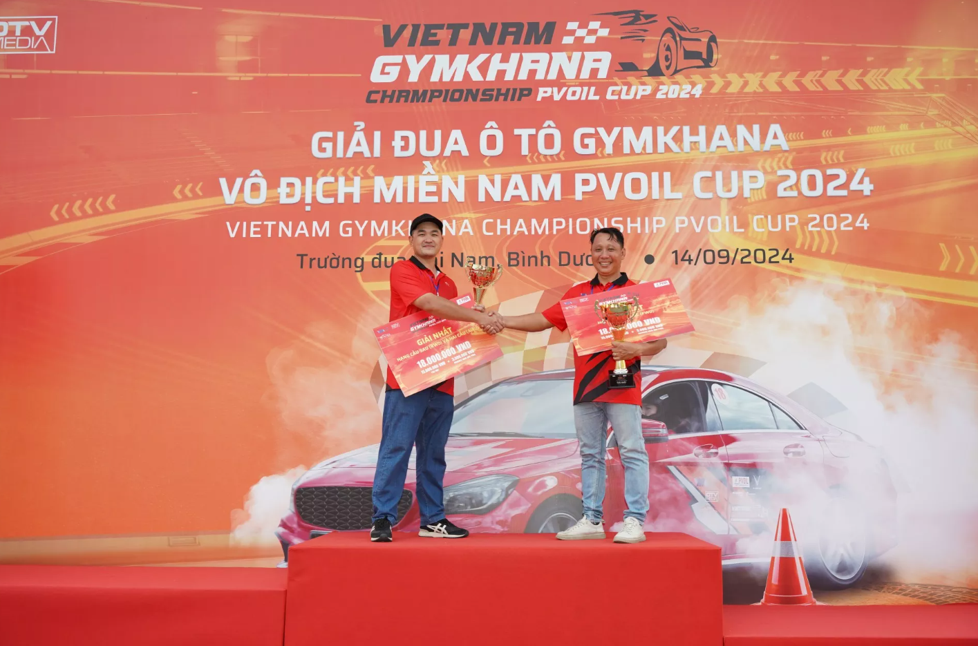 Hai tay đua Đinh Anh Huy (trái) và Đặng Công Minh lần lượt về nhất hai hạng RWD/AWD và FWD.