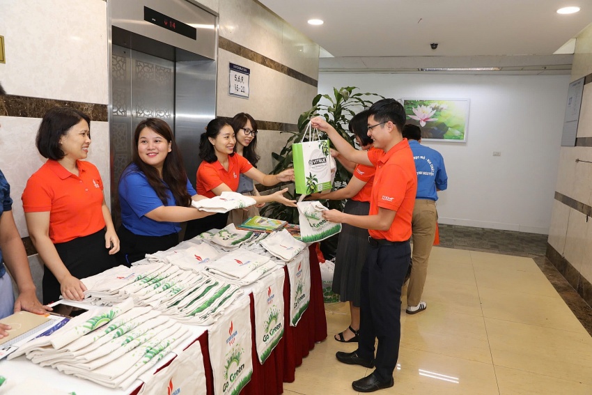 PVEP tổ chức chương trình “Đổi quần áo, đồ dùng học tập lấy túi vải”