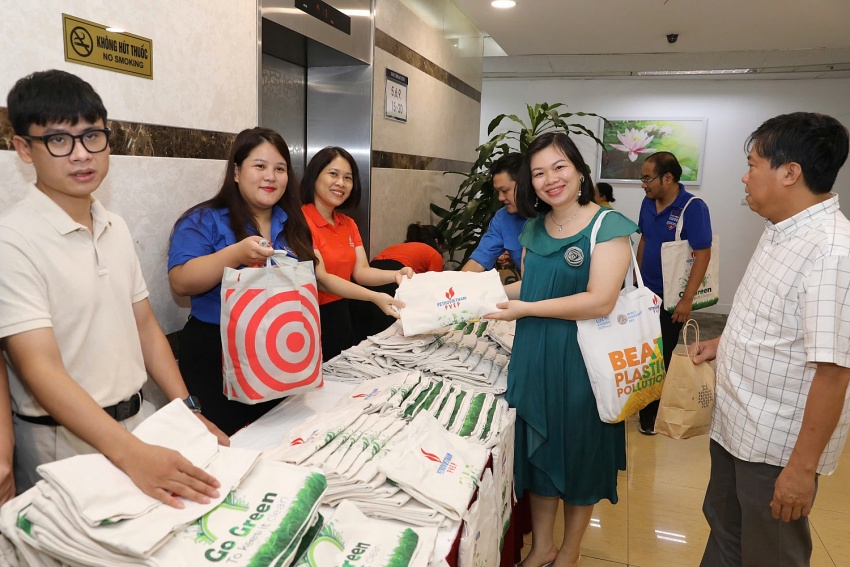 PVEP tổ chức chương trình “Đổi quần áo, đồ dùng học tập lấy túi vải”