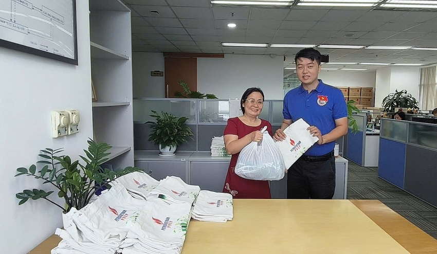 PVEP tổ chức chương trình “Đổi quần áo, đồ dùng học tập lấy túi vải”