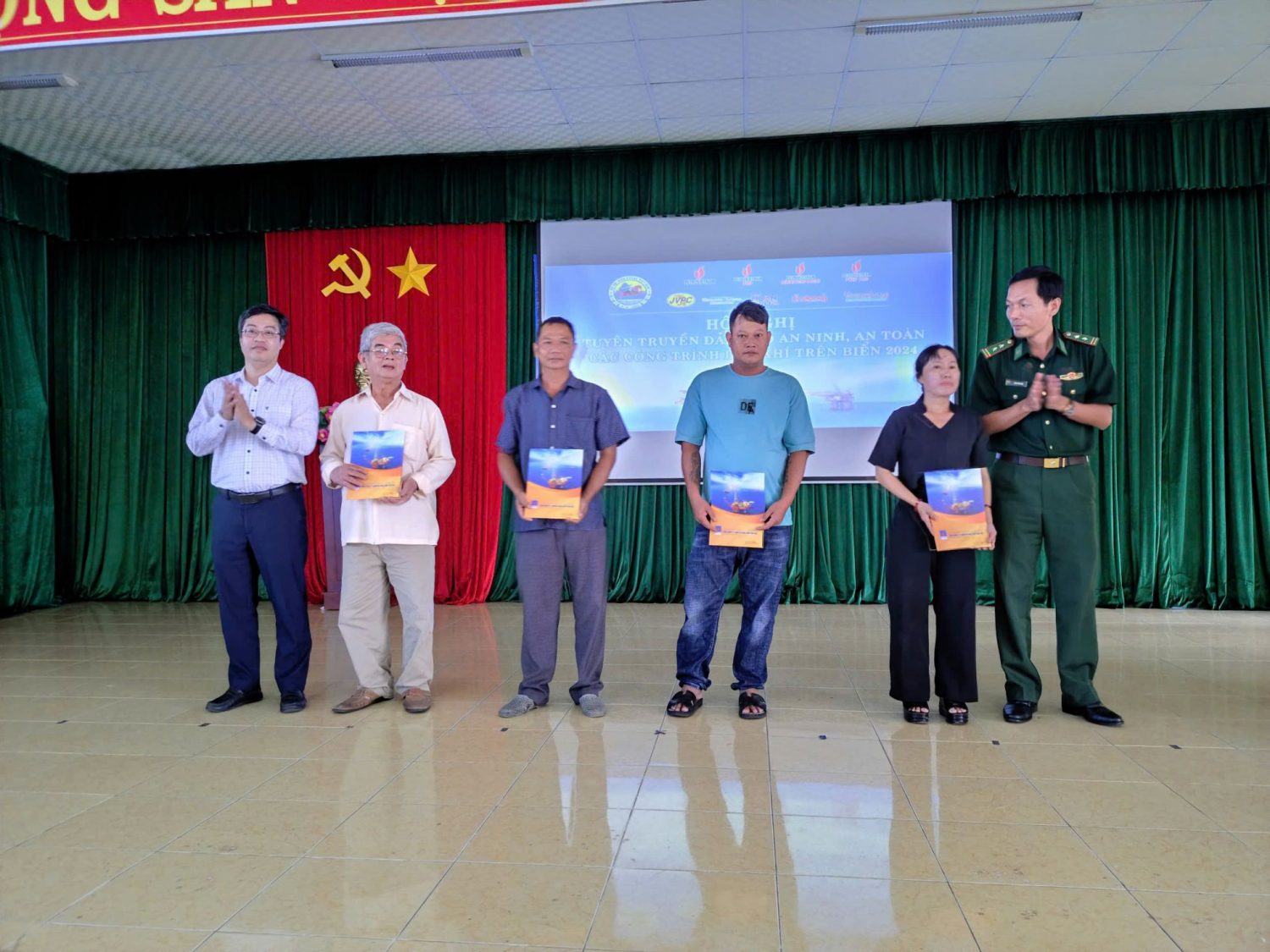 PVEP tổ chức tuyên truyền bảo đảm an ninh, an toàn các công trình dầu khí trên biển