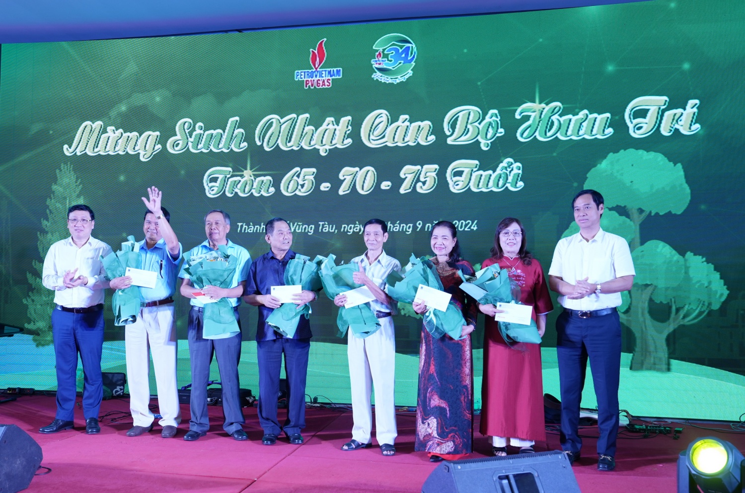 Chúc mừng tập thể cán bộ hưu trí, với truyền thống “Kính lão trọng thọ” của dân tộc Việt Nam
