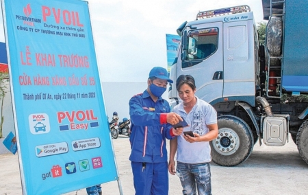 Giá xăng RON95 giảm mạnh 457 đồng/lít