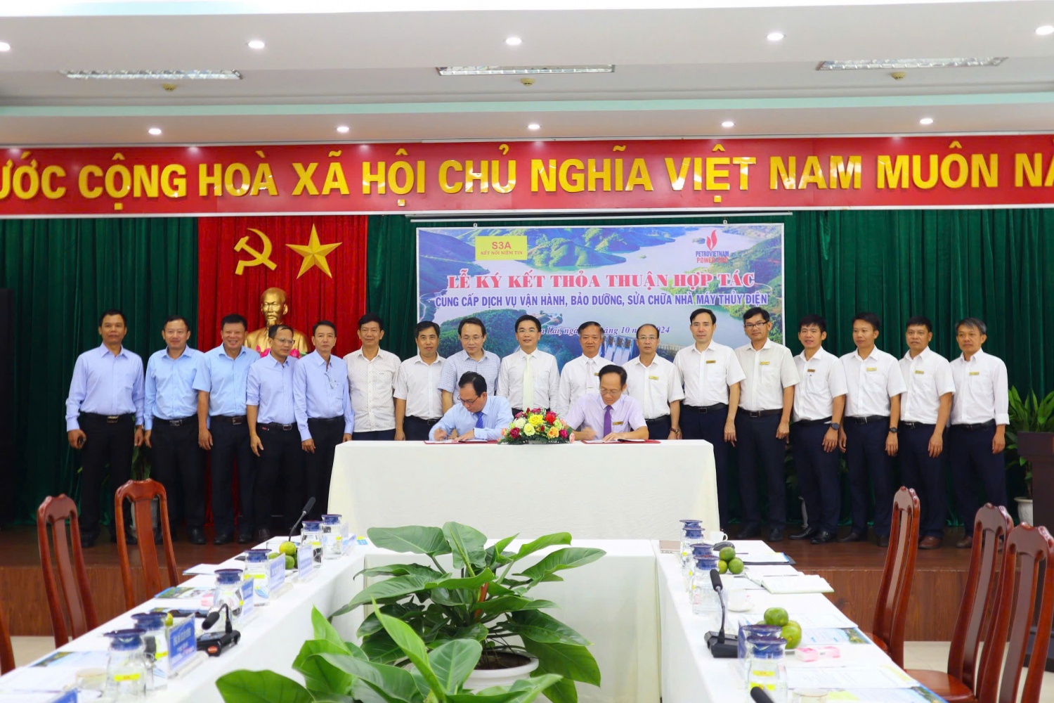 Ông Đinh Văn Nhẫn - Tổng Giám đốc S3A và ông Đỗ Xuân Bình - Giám đốc PV Power DHC ký kết thỏa thuận hợp tác. Ông Đinh Văn Nhẫn - Tổng Giám đốc S3A và ông Đỗ Xuân Bình - Giám đốc PV Power DHC ký kết thỏa thuận hợp tác.