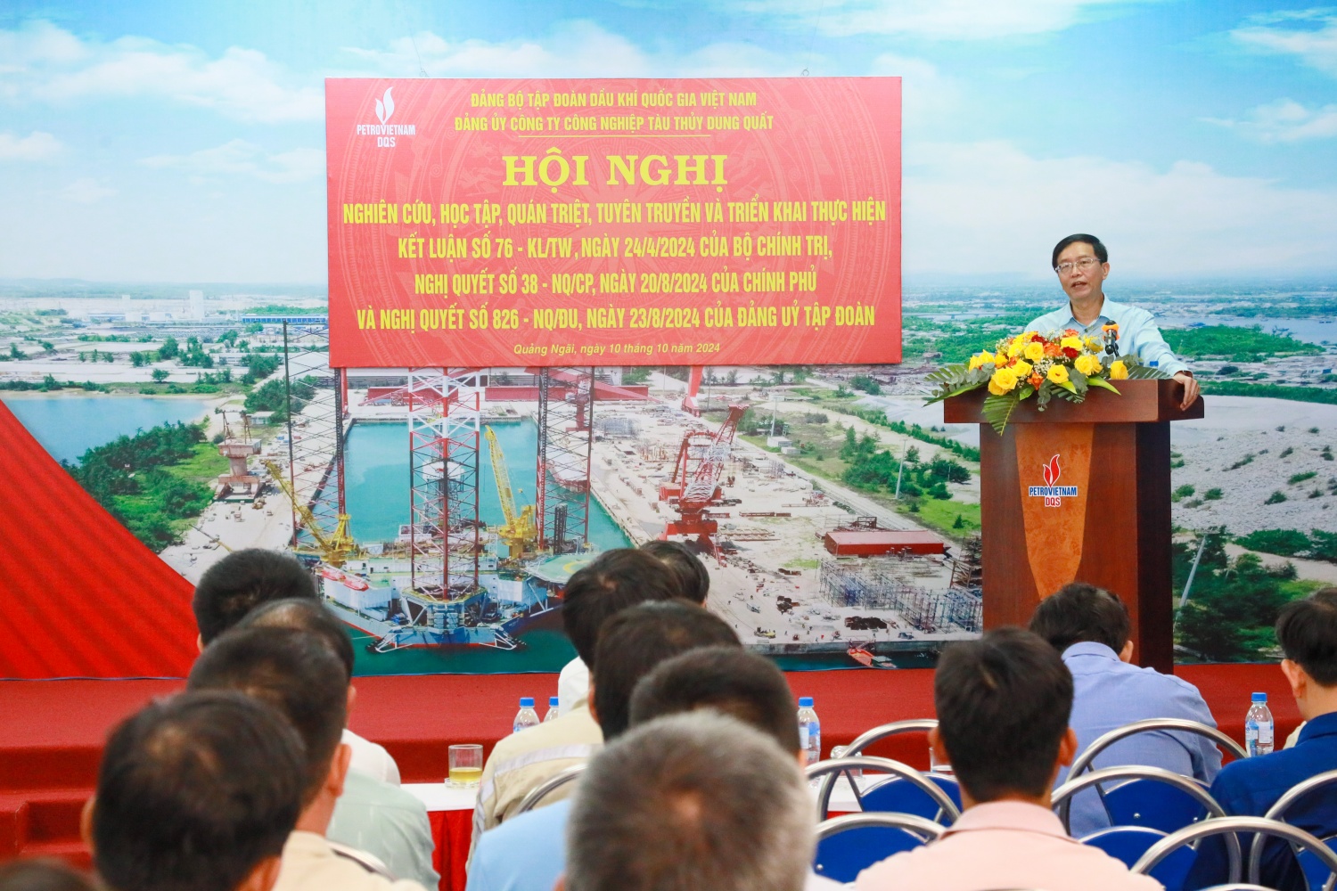 Đồng chí Trần Quang Dũng – Phó Bí thư thường trực Đảng uỷ Tập đoàn phổ biến nội dung Kết luận 76-KL/TW tại Hội nghị.
