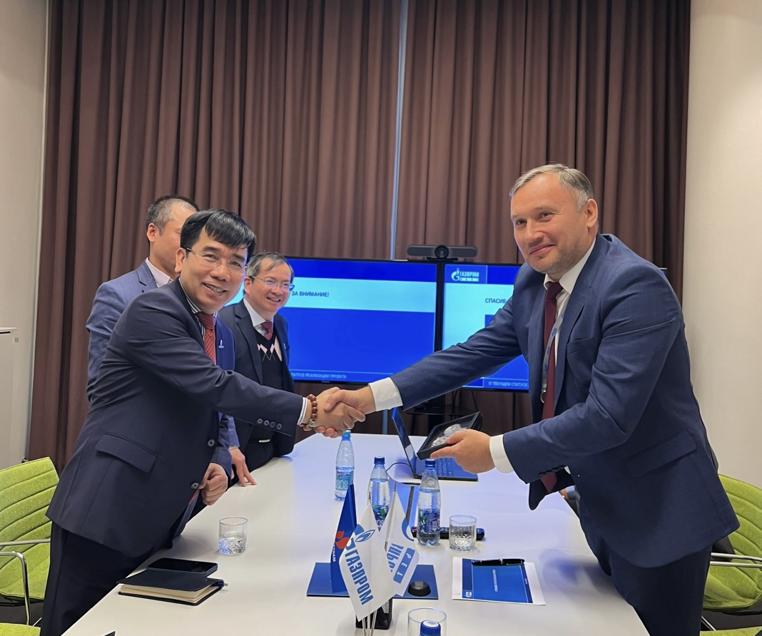 Petrovietnam làm việc với Công ty Gazpromviet