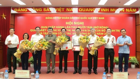 Trao Kỷ niệm chương và Huy hiệu Đảng cho các lãnh đạo, đảng viên Đảng bộ Tập đoàn Dầu khí Quốc gia Việt Nam