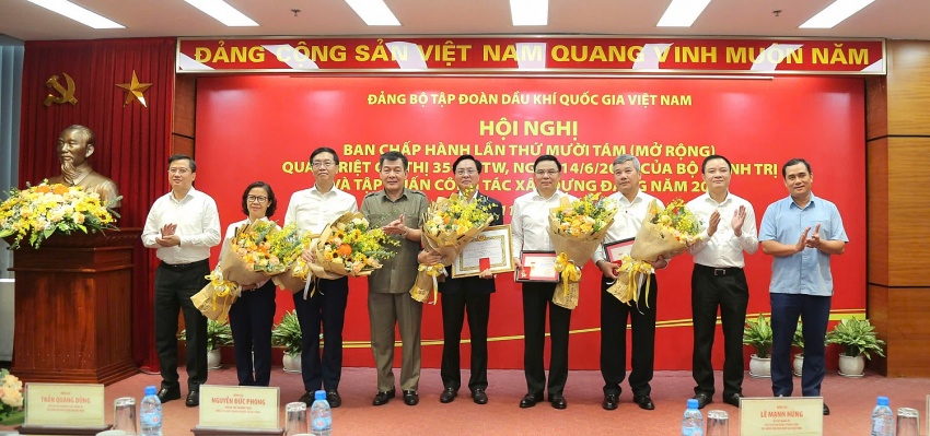 Trao Kỷ niệm chương và Huy hiệu Đảng cho các lãnh đạo, đảng viên Đảng bộ Tập đoàn Dầu khí Quốc gia Việt Nam