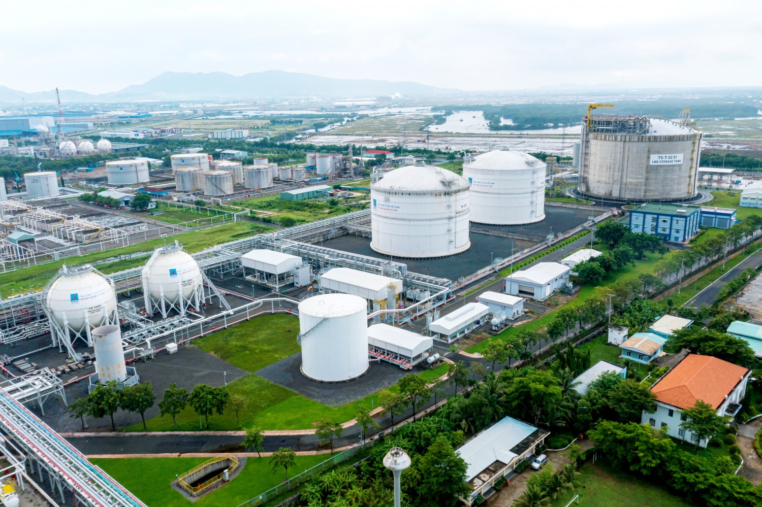 Cho đến nay, Việt Nam mới chỉ có duy nhất kho cảng trung tâm LNG Thị Vải 1 triệu tấn/năm của PV GAS đã đưa vào vận hành từ tháng 7/2023 và đang triển khai nâng công suất lên 3 triệu tấn/năm vào năm 2026 phục vụ cho toàn bộ khu vực Đông Nam Bộ.