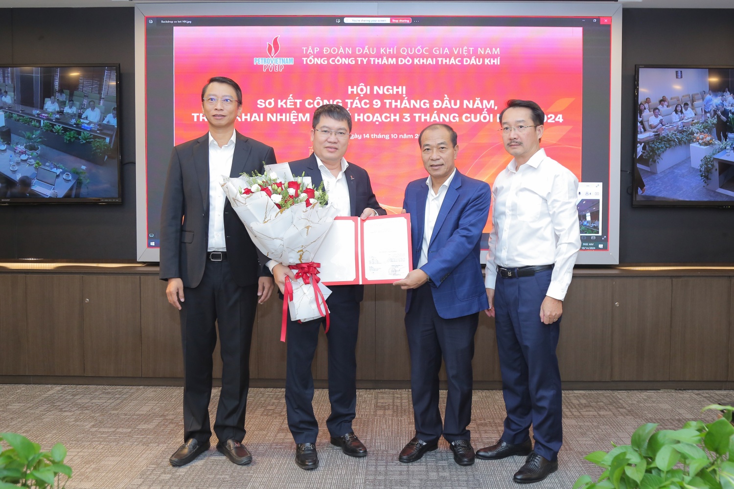 Lãnh đạo Tập đoàn và PVEP trao quyết định và chúc mừng đồng chí Đinh Văn Đức