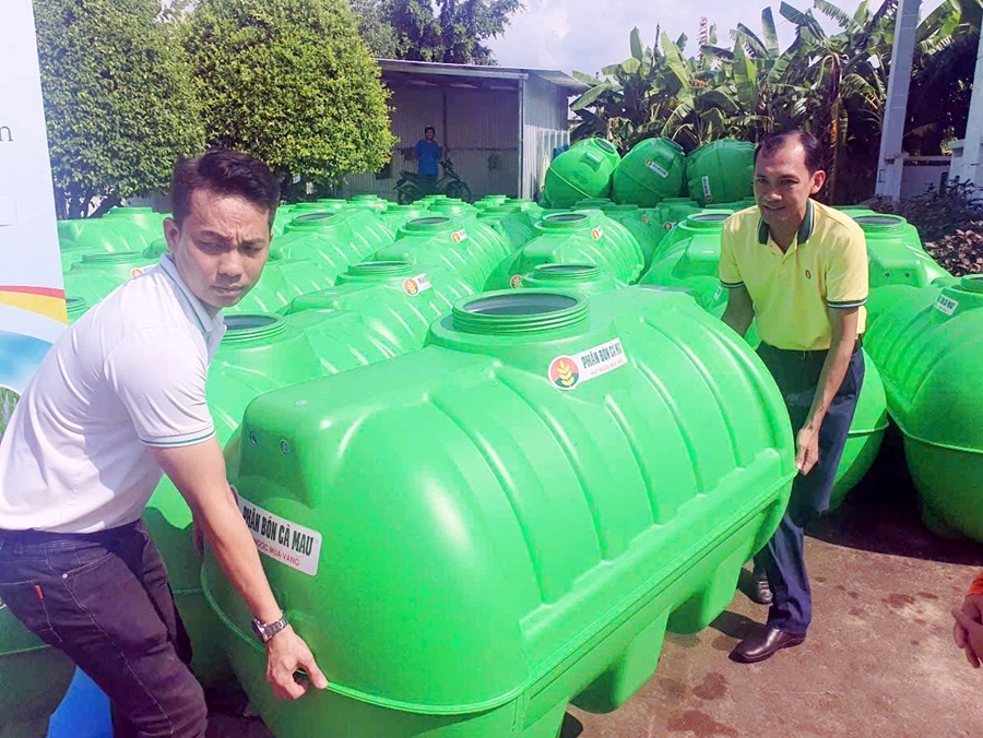 Phân bón Cà Mau tặng 1.400 bồn trữ nước cho bà con bị ảnh hưởng hạn hán, xâm nhập mặn ĐBSCL