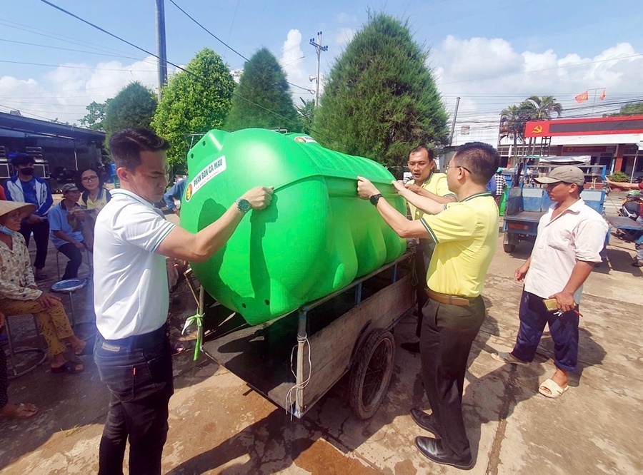 Phân bón Cà Mau tặng 1.400 bồn nước cho bà con bị ảnh hưởng hạn hán, xâm nhập mặn
