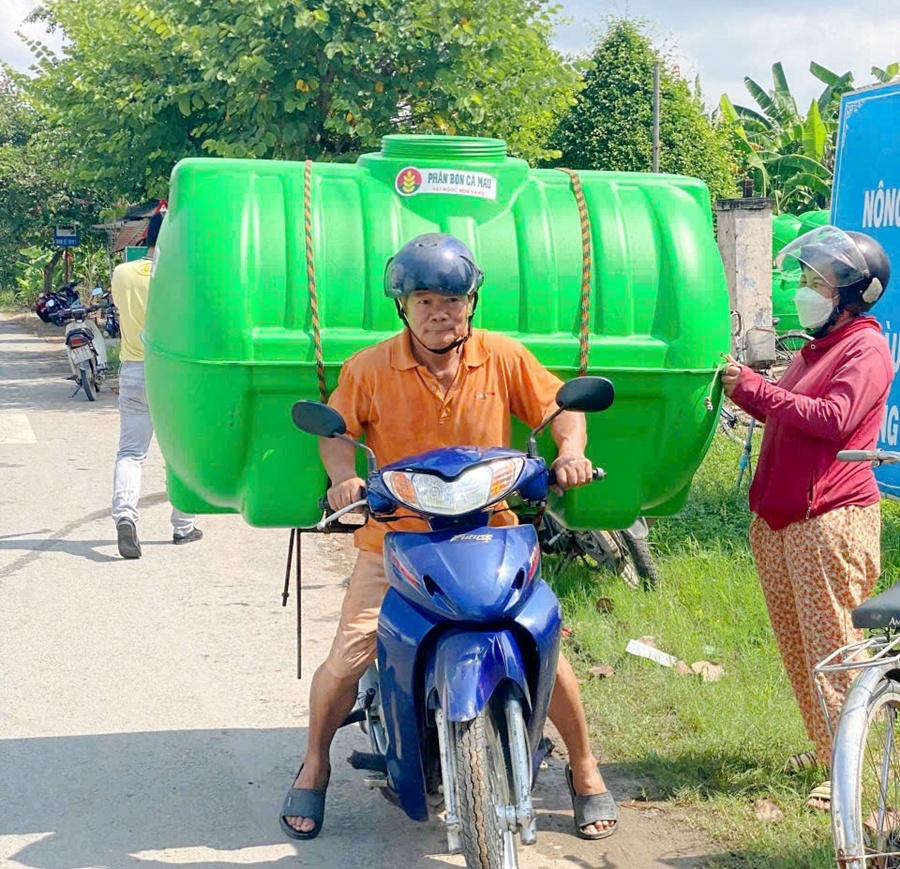 Phân bón Cà Mau tặng 1.400 bồn trữ nước cho bà con bị ảnh hưởng hạn hán, xâm nhập mặn ở DBSCL